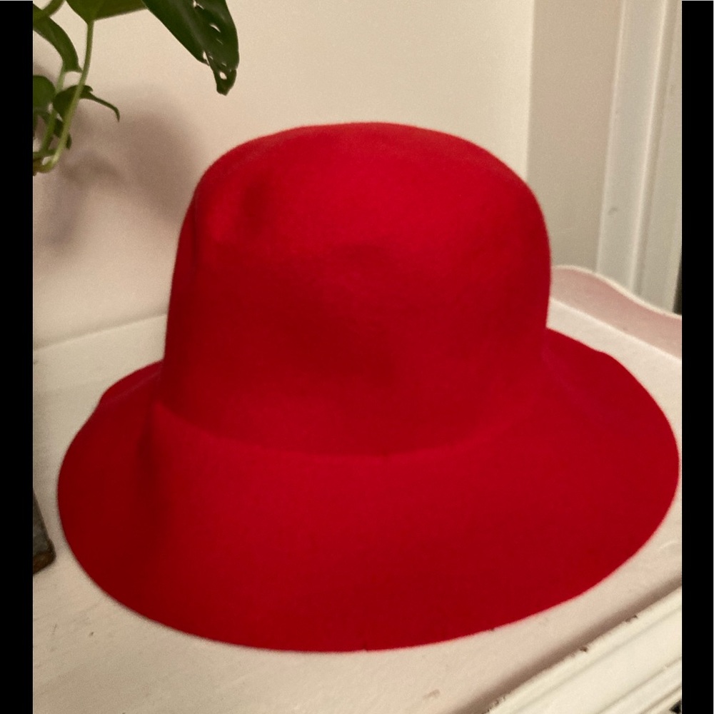 Vintage red wool brimmed hat !